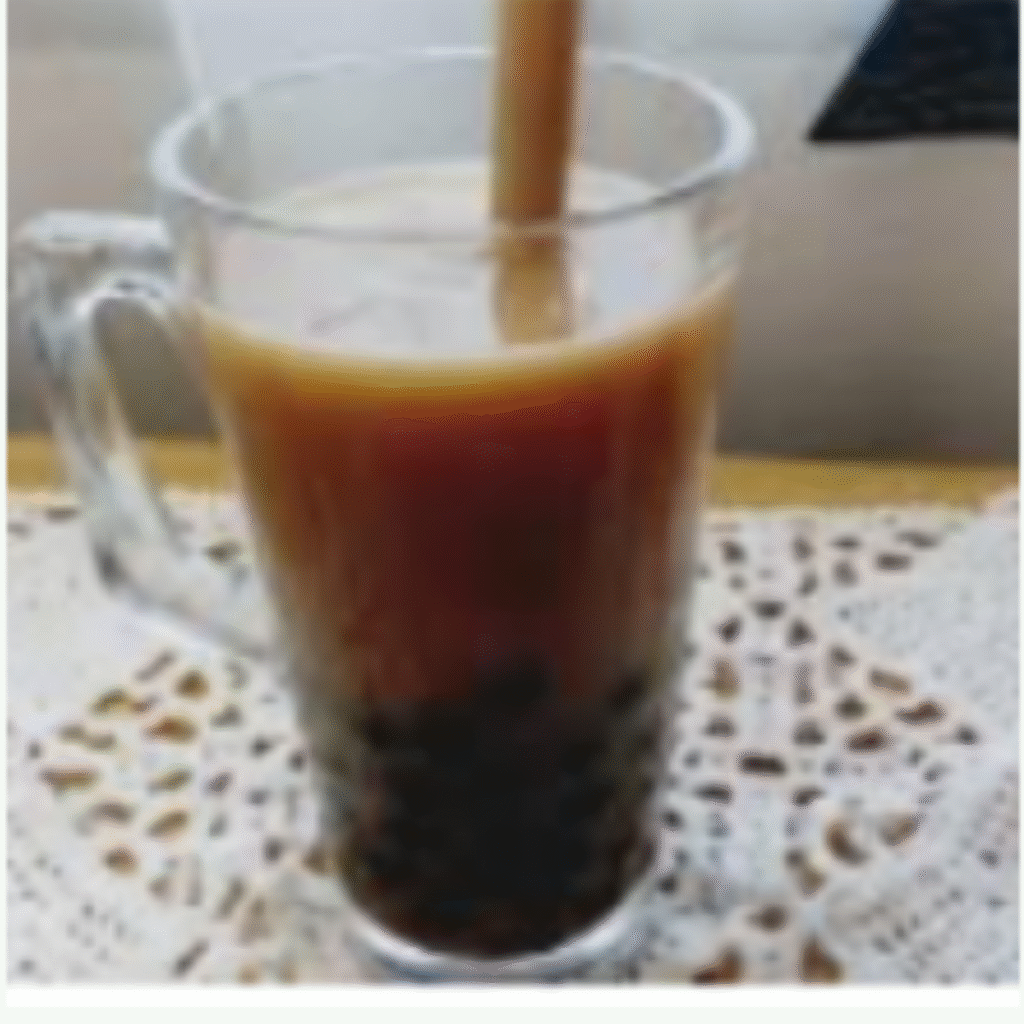 te de burbujas en vaso alto con pajita