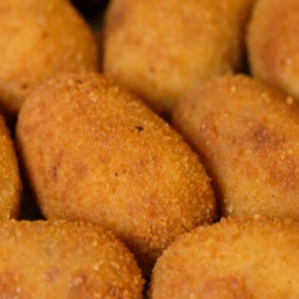plato lleno de croquetas de jamón en thermomix doradas y deliciosas