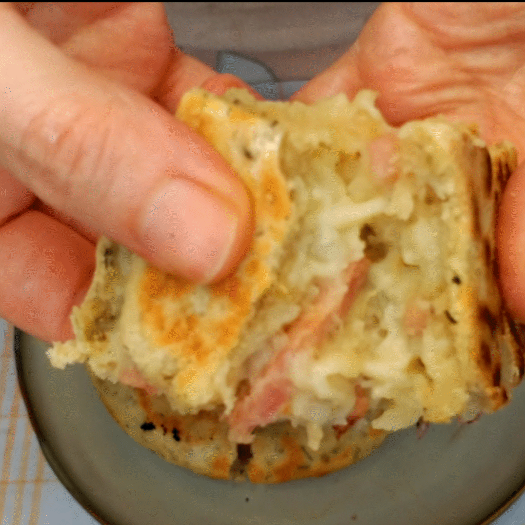 trozo cortado de pan de bacon y queso