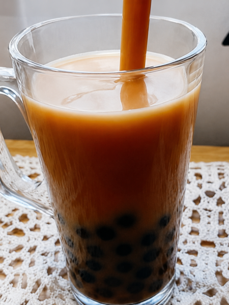 vaso alto de cristal con te de burbujas casero
