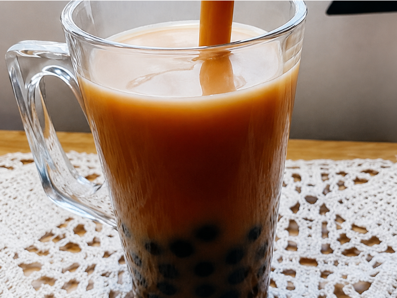vaso alto de cristal con te de burbujas casero