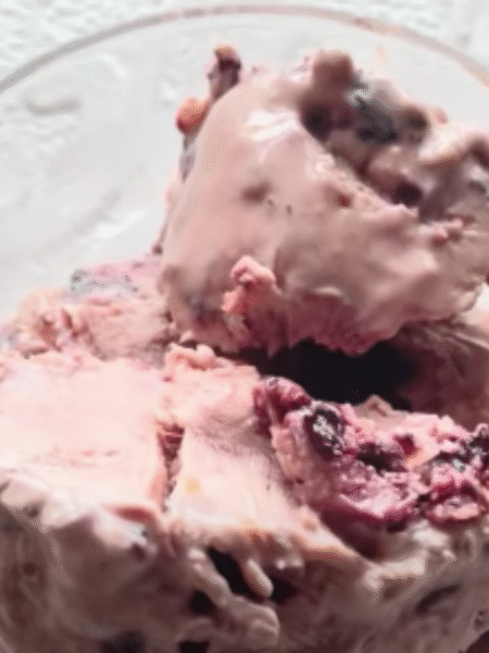 cucharada de helado de yogur con frutos rojos