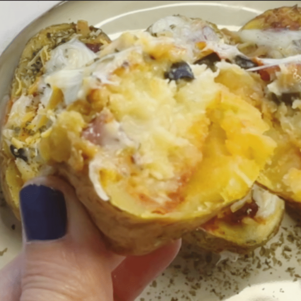 patata pizza cortada por la mitad