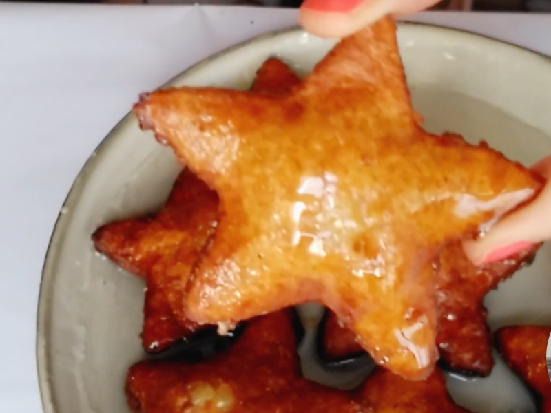 detalle de estrella cubierta de glaseado