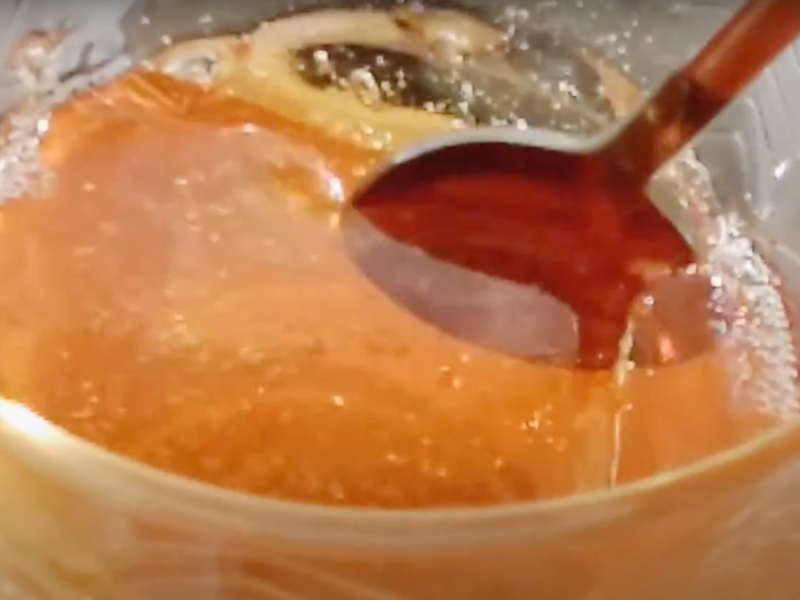 recipiente de cristal lleno de miel de manzana