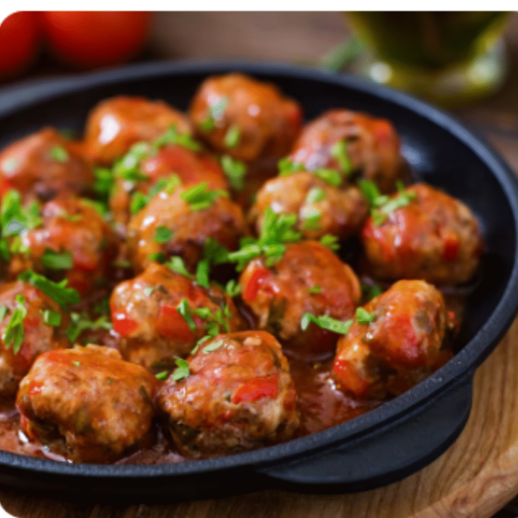 albondigas en salsa de tomate en plato hondo negro