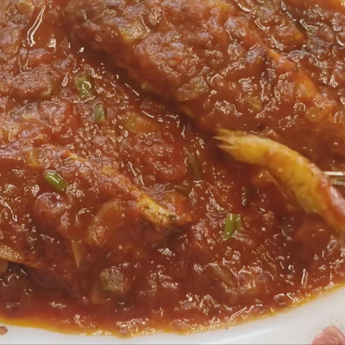 Caballa con tomate casera: una receta fácil, saludable y llena de sabor mediterráneo.