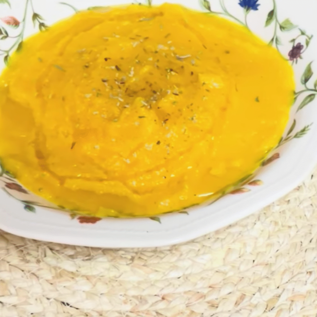 plato hondo con crema de calabaza espesa con hierbas y un chorrito de aceite de oliva