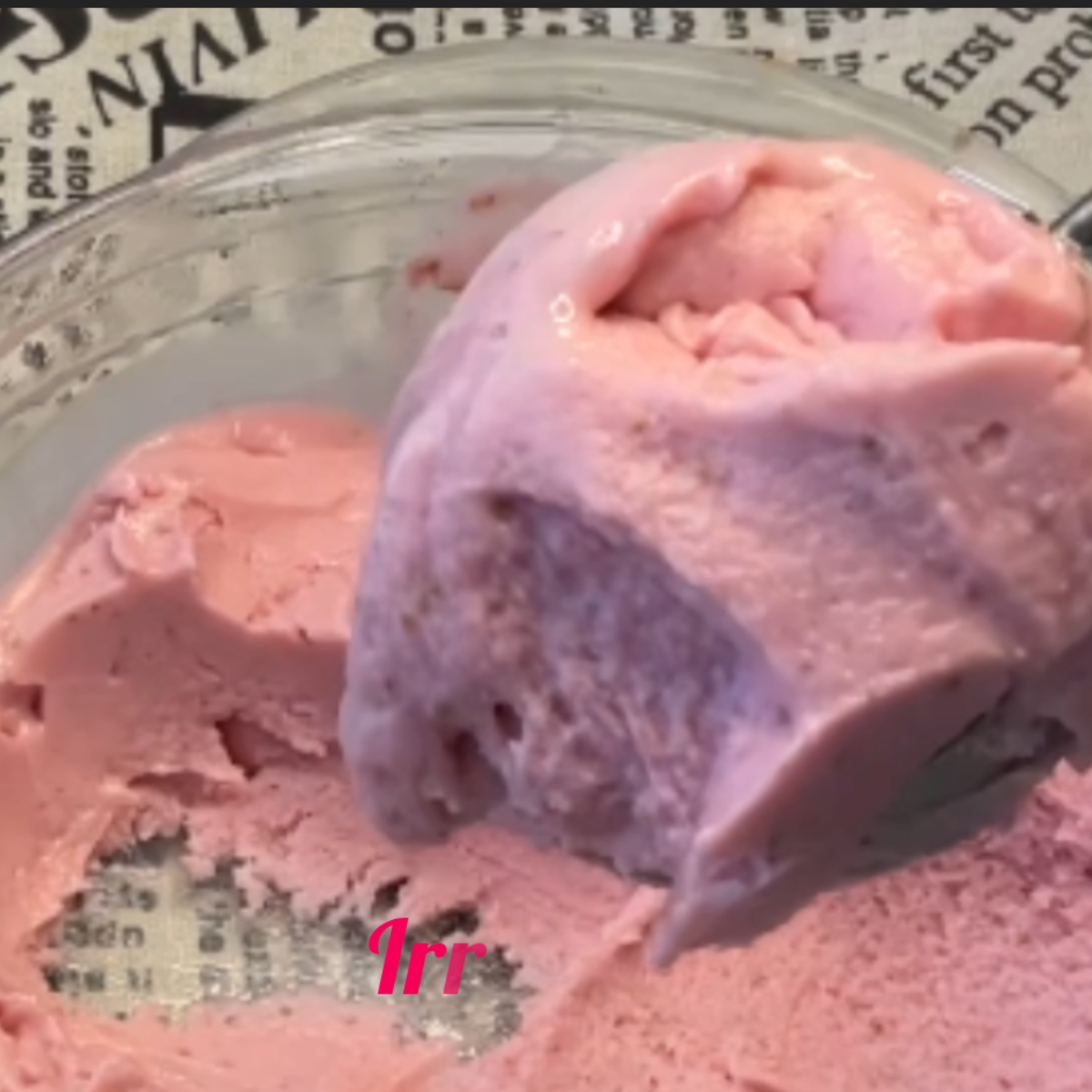 El helado de fresa más fácil del mundo: sólo con dos ingredientes mágicos.