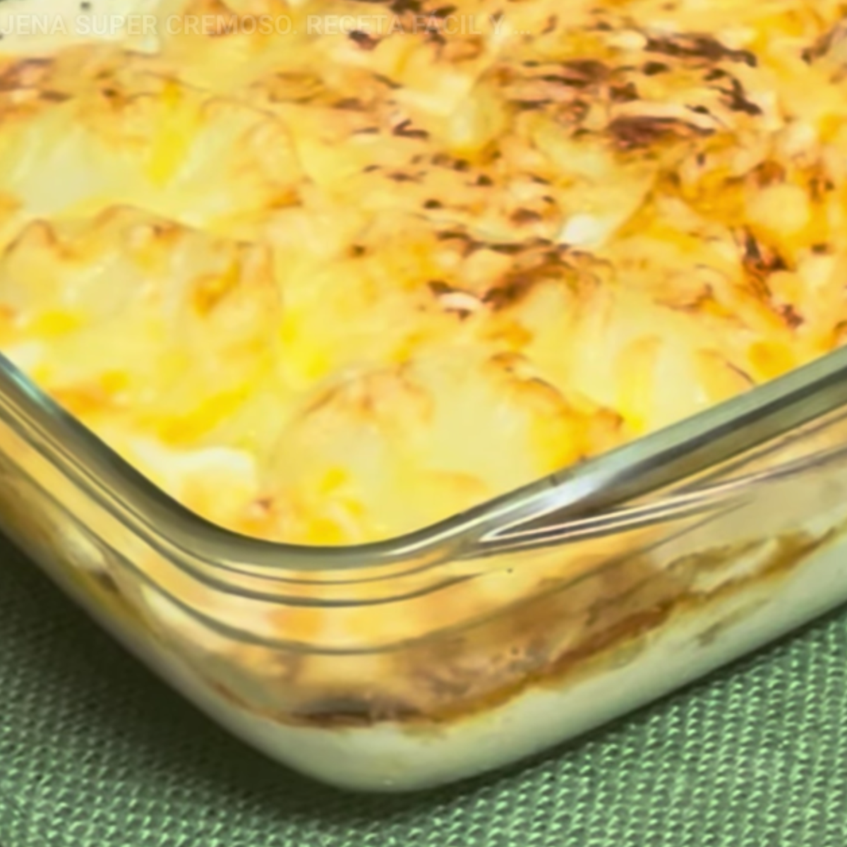 Gratinado de patata y berenjena irresistiblemente cremoso: un plato sencillo que conquista.