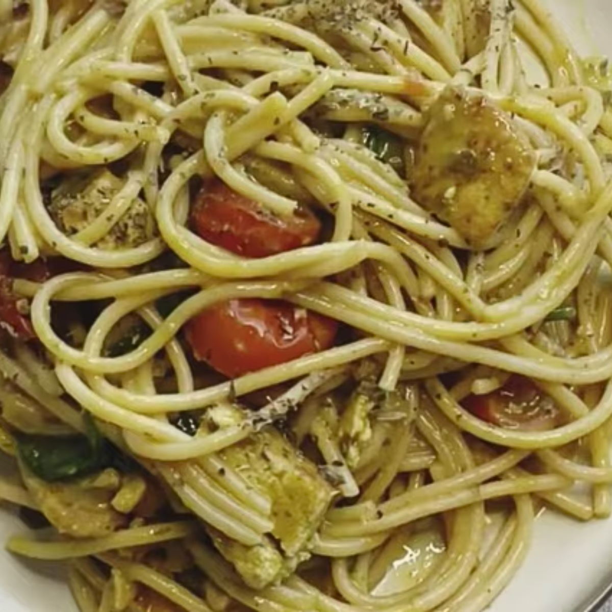 pasta cremosa con tomatitos y pesto
