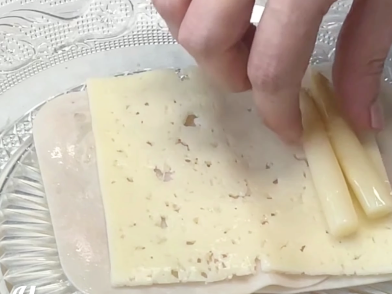 envuelve los esparragos y el queso en jamon yourk