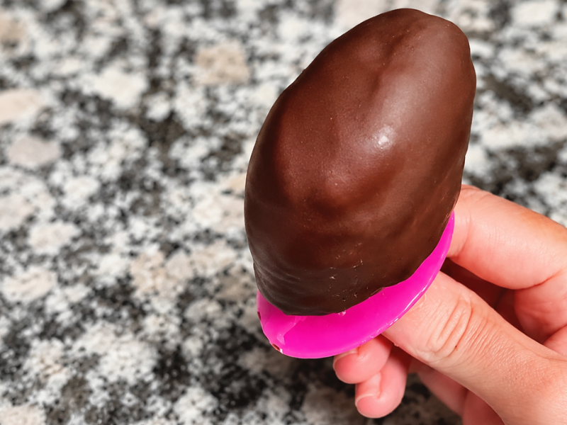 pistachio ice cream covered in chocolate helado de pistacho cubierto de chocolate